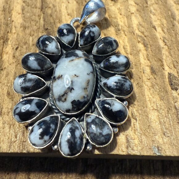White Buffalo Dahlia Turquoise Gemstone Navajo Pendant - Picture 2 of 9